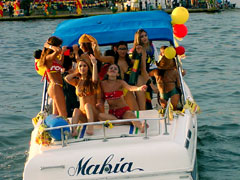 barco lleno de chicas